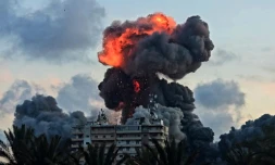 Une boule de feu après une frappe aérienne israélienne sur Tyr, dans le sud du Liban, le 28 mai 2026