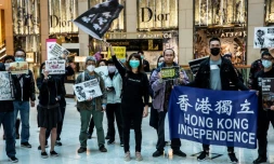 Employés et manifestants sont rassemblés devant un centre commercial pour réclamer plus de démocratie à Hong Kong, le 21 février 2020