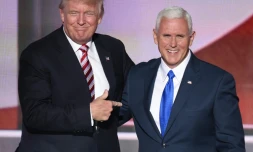 Donald Trump et Mike Pence qui a acceptĂ© d'ĂȘtre son vice-prĂ©sident Ă la Convention rĂ©publicaine Ă Cleveland le 20 juillet 2016