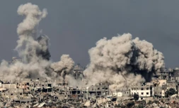 Une photo prise depuis le sud d'Israël montre un panache de fumée aprÚs des bombardements dans la bande de Gaza, le 8 décembre 2023