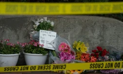 Des fleurs ont été déposées le 5 juillet 2022 en mémoire des victimes de la tuerie du 4-Juillet à Highland Park, dans l'Illinois