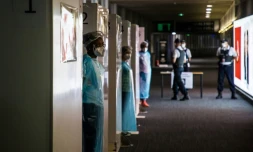 Des soignants attendent l'arrivée de voyageurs au sein d'une unité de tests Covid-19, à l'aéroport Roissy-Charles de Gaulle à Paris, le 24 juillet 2020