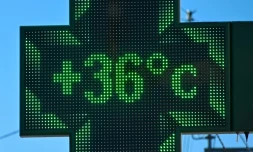 Une pharmacie affiche la température à Béthune (Pas-de-Calais) le 25 juin 2020