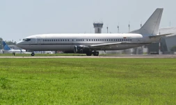 Un avion transportant des migrants vénézuéliens emprisonnés au Salvador sur le tarmac de l'aéroport international San Oscar Romero avant de décoller pour le Venezuela, le 18 juillet 2025 à San Luis Talpa, au Salvador
