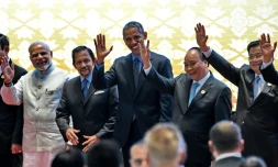 Barack Obama (c), le Premier ministre indien Narendra Modi (g), le sultan de Brunei Hassanal Bolkiah (2Ú g), le Premier ministre vietnamien Nguyen Xuan Phuc (2Ú d), le Premier ministre du Laos Thongloun Sisoulith (d), lors d'une séance photo au sommet de l'Asean à Vientiane, le 8 septembre 2016