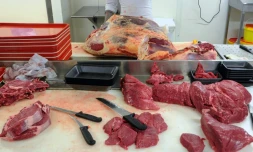 De la viande rouge au rayon boucherie d'une grande surface