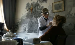 Une dentiste du réseau "Incisiv" au domicile d'une patiente, le 10 mars 2016 à Paris