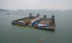 Vue aérienne de l'opération de renflouement du ferry Sewol, le 24 mars 2017, au large de l'île de Jindo, en Corée du Sud