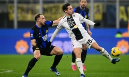 Florian Thauvin (D), qui va arriver à Lens en provenance de l'Udinese, lors d'un match de Serie A contre l'Inter Milan, à Milan le 9 décembre 2023
