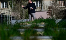 Le botaniste Hervé Tiger dans le pollinarium installé sur le toit d'une bibliothÚque, Rennes, le 18 mars 2022