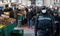 Sur le marché Barbès à Paris le 18 mars 2020