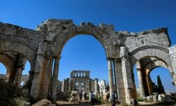 Les ruines de l'église Saint-Siméon, datant du Ve siÚcle, à une trentaine de kilomÚtres au nord-ouest d'Alep, dans le nord de la Syrie, le 18 juillet 2026, lors d'une visite d'archéologues français