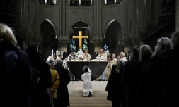 L'archevêque de Paris Laurent Ulrich consacre le nouvel autel principal lors d'une messe à la cathédrale Notre-Dame de Paris, à Paris le 8 décembre 2024