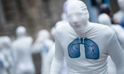 Un militant de Greenpeace manifeste à Stuttgart, dans le sud-ouest de l'Allemagne, le 19 février 2018