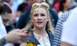 Des spectateurs arrivent au concert One Love en mémoire des victimes de l'attentat de Manchester, le 4 juin 2017 à Manchester