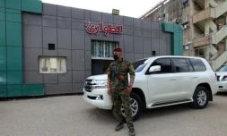 Un soldat postĂ© devant l'entrĂ©e des urgences d'un hĂŽpital de Hilla, oĂč sont soignĂ©es des personnes blessĂ©es dans une explosion nocturne sur une base militaire en Irak, le 20 avril 2024