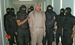 Des policiers mexicains gardent le narcotrafiquant historique le plus recherché par Washington Rafael Caro Quintero, le 29 janvier 2005 à   Guadalajara
