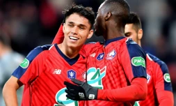 L'attaquant brésilien de Lille Luiz Araujo (g) félicité par ses coéquipiers aprÚs avoir marqué contre Sochaux en Coupe de France, le 7 janvier 2019 à Villeneuve-d'Ascq