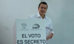Le président équatorien Daniel Noboa vote lors d'un référendum sur plusieurs mesures du gouvernement contre le narcotrafic et les gangs, le 21 avril 2024 à Olon, dans l'ouest de l'Equateur