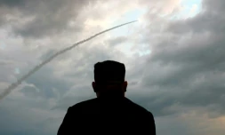 Capture d'écran de la télévision KCTV montrant le leader nord-coréen Kim Jong Un assister au lancement d'un missile, le 31 juillet 2019 depuis un poste d'observation non localisé