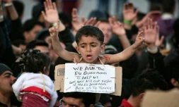 Des migrants manifestent avec leurs enfants contre leur retour en Turquie le 2 avril 2016 à Chios en Grèce