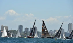 La flotte des voiliers de la calssique Sydney-Hobart au large de Sydney, le 26 décembre 2018