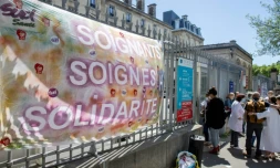Personnel soignant rassemblé devant l'hôpital Tenon de Paris, le 25 mai 2022, pour protester contre leurs conditions de travail