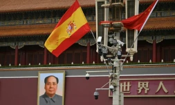 Le drapeau espagnol flotte devant le portrait de l'ancien dirigeant communiste chinois Mao Zedong à  Tiananmen à l'occasion de la visite du Premier ministre espagnol Pedro Sanchez à Pékin, le 13 avril 2026