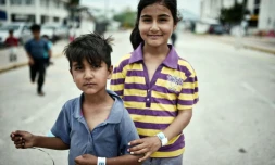 Des enfants portant un bracelet d'identificaton dans un camp pour migrants à l'ancien aéroport d'Athènes le 13 juin 2016