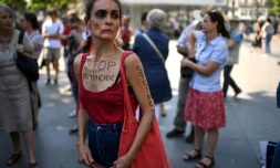 Une femme affiche sur son corps le message "Stop féminicide" lors d'une manifestation contre les violences conjugales le 6 juillet 2019 à Paris
