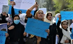Des femmes et filles afghanes manifestent à Kaboul contre la décision prise par les talibans de fermer l'enseignement secondaire aux filles, le 26 mars 2022