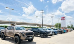 Des Toyota Tacoma sont exposés à la vente chez le concessionnaire Toyota Cedar Park le 7 juillet 2026 à Cedar Park, au Texas