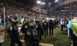 Les CRS déployés devant l'un des virages du Stade Vélodrome après des jets de projectiles, lors d'OM-OL, le 20 septembre 2015 à Marseille