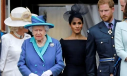 Le Prince Harry et sa femme Meghan derrière la reine Elizabeth II lors d'une cérémonie officielle à Londres le 10 juillet 2018