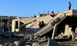 Des enfants jouent dans des ruines Ă Daraa, un fief rebelle dans le sud-ouest de la Syrie, le 12 septembre 2016
