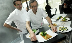 Sebastien Bras (g) et son père Michel dans un de leurs restaurants, à Rodez, le 25 mars 2014