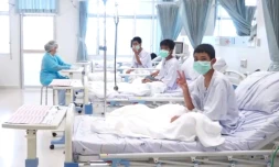 Capture d'écran d'une vidéo fournie par le gouvernement thaïlandais montrant des jeunes footballeurs hospitalisés à Chiang Rai après leur évacuation d'une grotte où ils étaient restés bloqués 18 jours