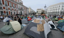 Des manifestants installés dans des tentes sur la Puerta del Sol à Madrid pour protester contre les expulsions de logements, le 27 septembre 2026