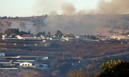 De la fumée s'élÚve aprÚs des tirs de missiles, dans le village israélien d'Avivim (nord), prÚs de la frontiÚre avec le Liban, le 1er septembre 2019