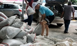 Des habitants installent des sacs de sable pour se protéger du typhon Bavi, le 9 juillet 2026 à Taipei, sur l'ßle de Taïwan
