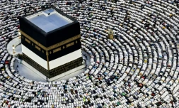 Des pÚlerins musulmans prient autour de la Kaaba, dans la Grande Mosquée de La Mecque, le 16 juin 2024 en Arabie saoudite