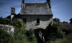 Un adepte de l'urbex, l'exploration urbaine, visite un vieux corps de ferme abandonné, le 22 août 2019 au nord de Paris