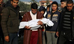 Enterrement d'un enfant tué dans une frappe israélienne à Khan YounÚs, dans le sud de la bande de Gaza, le 26 février 2024