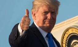 Le président américain Donald Trump embarque à bord d'Air Force One direction Paris, le 12 juillet 2017