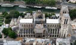 Cette photo aérienne prise le 14 juillet 2019 à Paris, la capitale française, montre la cathédrale Notre-Dame de Paris en construction aprÚs avoir été gravement endommagée par un énorme incendie le 15 avril dernier.