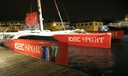 Le maxi-trimaran Idec Sport de Francis Joyon à Brest avant de se lancer dans  le Trophée Jules Verne, le 16 décembre 2016