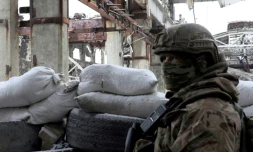 Un soldat ukrainien monte la garde à Avdiivka sur la ligne de front avec les séparatistes prorusses, le 9 février 2022