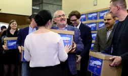 Boris Nadejdin, candidat à la présidentielle russe, arrive à la Commission électorale pour déposer les signatures de soutien nécessaires à l'enregistrement de sa candidature, le 31 janvier 2024 à Moscou