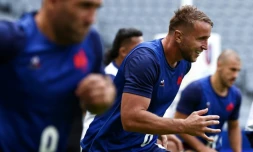 Anthony Jelonch (c), qui portera le brassard de capitaine face Ă l'Uruguay, lors d'un entraĂźnement du XV de France, le 13 septembre 2023 Ă Villeneuve-d'Ascq (Nord)