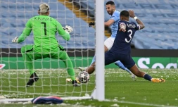 Le milieu algérien Riyad Mahrez (c) ouvre le score pour Manchester City lors de la demi-finale retour à domicile de la Ligue des champions face au Paris-SG, le 4 mai 2021